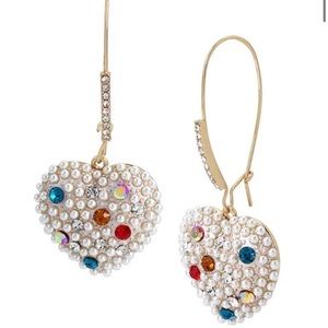 🌱 Betsey Johnson Pearl heart drop earrings